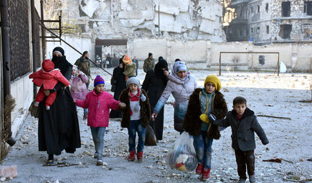 In Sicherheit gebracht: Bewohner von Aleppo fliehen aus dem Ostt...