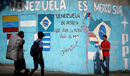 »Venezuela ist der Mercosur«: Wandbild der Linkspartei PPT am 1....