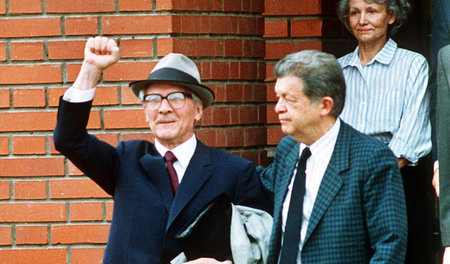Erich Honecker am 29.7.1992 in Begleitung des chilenischen Sonde...