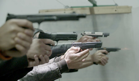 Bei einem Schnupperschießen der German Rifle Association können ...