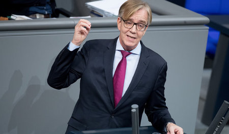So kam es denn, dass Meister Lampe bald / Zu schielen anfing – e...