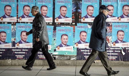 Keine Angst vor der VMRO: Wahlplakate mit dem Konterfei von Niko...