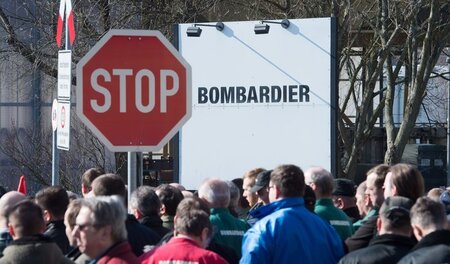 Mitarbeiter protestieren vor dem Werk im sächsischen Bautzen (17...