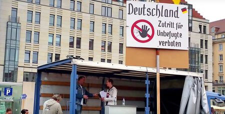 »Riesenapplaus für unseren Nino«: Pegida-Chef Lutz Bachmann (l.)...