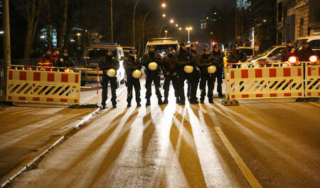 Keiner darf durch. Polizeisperre am 8. Dezember in Hamburg