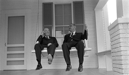 Lyndon B. Johnson (r.) besucht das Haus seiner Jugendzeit, 11. A...