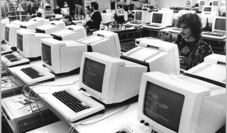 Im 1969 gegründeten VEB Robotron in Dresden wurden in der DDR wä...