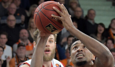 Gib mir Energie: Ulms Sean Butler läßt Nicolo Melli von Bamberg ...
