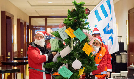 Zu Beginn der laufenden Verhandlungsrunde trugen als Weihnachtsm...