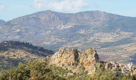 Hohe Berge, grüne Täler und dahinter das Meer: Die Landschaft de...