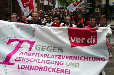 Muß Ver.di die Transparente wieder rausholen? Demonstration stre... Muß Ver.di die Transparente wieder rausholen? Demonstration stre...
