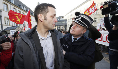 Mit 200 Demonstranten im Rücken betrat der Journalist Edouard Pe... Mit 200 Demonstranten im Rücken betrat der Journalist Edouard Pe...