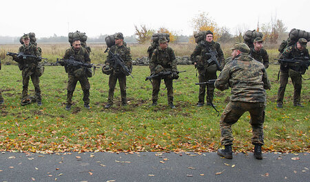 Jung, ohne Schulabschluss oder aus dem Ausland? Die Truppe sucht... Jung, ohne Schulabschluss oder aus dem Ausland? Die Truppe sucht...