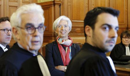 Mit einem Lächeln vor Gericht: Christine Lagarde am Montag vor d... Mit einem Lächeln vor Gericht: Christine Lagarde am Montag vor d...