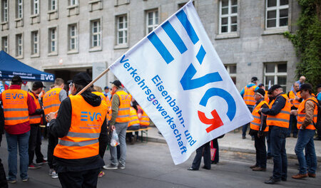 Die Drohung mit dem Arbeitskampf stand bei den Verhandlungen zwi... Die Drohung mit dem Arbeitskampf stand bei den Verhandlungen zwi...