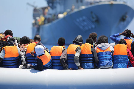 Sie nennen es Rettung: Europäische Kriegsschiffe machen im Mitte... Sie nennen es Rettung: Europäische Kriegsschiffe machen im Mitte...