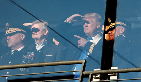 Donald Trump (Mitte) mit dem Generalstabschef der US Army sowie ...
