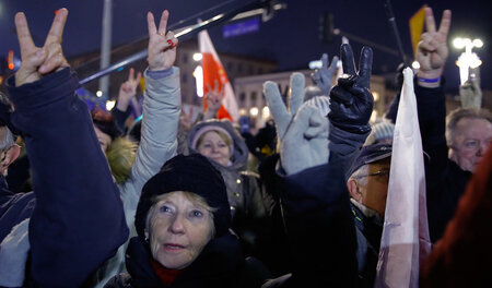Teilnehmer der regierungskritischen Demonstration in Warschau am...