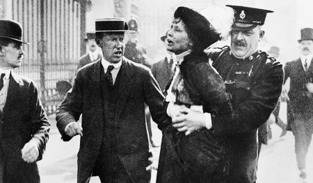 Die Suffragette Emmeline Pankhurst, bei der Festnahme vor dem Bu...