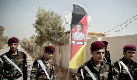 Personenkult aus Plastik: Fahne mit Bild Ursula von der Leyens a...