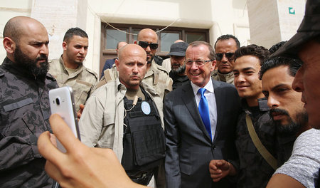 Martin Kobler (Mitte) als Gesandter des UN-Generalsekretärs am 5...