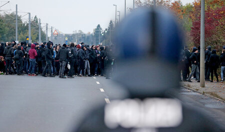 Unter Beobachtung: Linke Gegendemonstranten blockieren am 17. Ok...