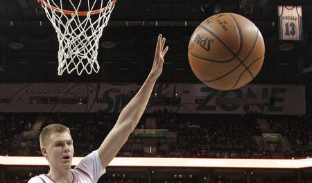 Big Man, big Balls. Kristaps Porzingis gibt den New York Knicks ...