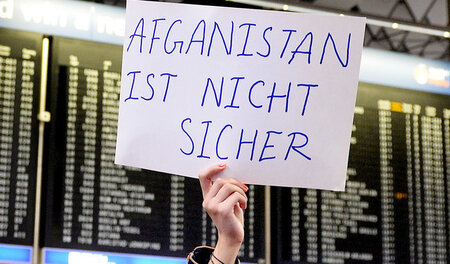Hunderte Menschen demonstrierten am Mittwoch abend am Flughafen ...