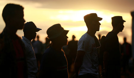Warten auf den Frieden: FARC-Kämpfer wohnen der Eröffnungsfeier ...