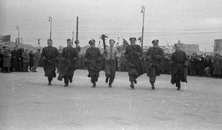 Soldaten aus Gdansk feiern am 15.12.1948 die PVAP auf deren Grün...