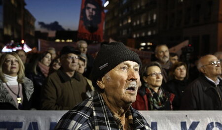 Athen am Donnerstag abend: Rentner protestieren gegen die Kürzun...
