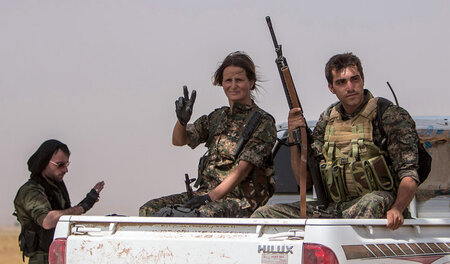 Internationalisten auf einem Fahrzeug der kurdischen Volksvertei...