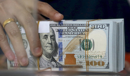 Bündel mit Banknoten im Nennwert von 100 US-Dollar