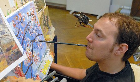 Viele persönlicher als Adressaufkleber: Mundmaler bei der Arbeit...