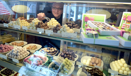 »Zügig ein, zwei ganze Tafeln / helfen gegen Blech und Schwafeln...