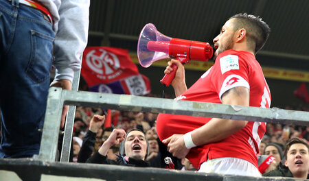 Der Ball ist sein Freund: Matchwinner Danny Latza feiert mit den...