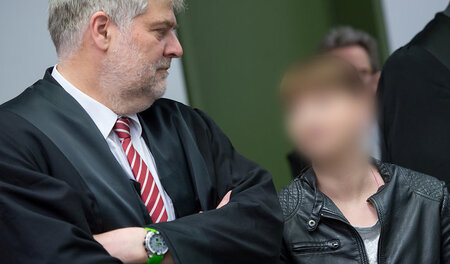 Die Angeklagte Denise G. (links) mit ihrem Verteidiger Alexander...