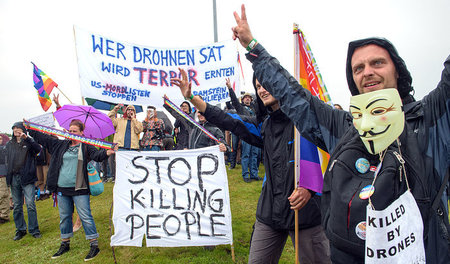 Gegen die Relaisstation: Friedensaktivisten demonstrieren vor de...