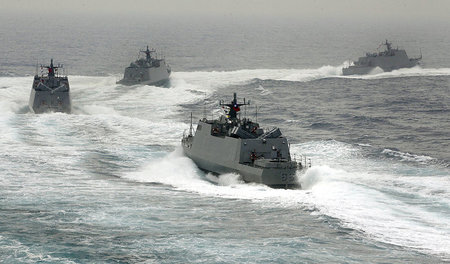 Militärübung taiwanesischer Marineboote in der Nähe des Hafens K...