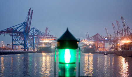 Ein Positionslicht im Hamburger Hafen vor den Containerterminals...