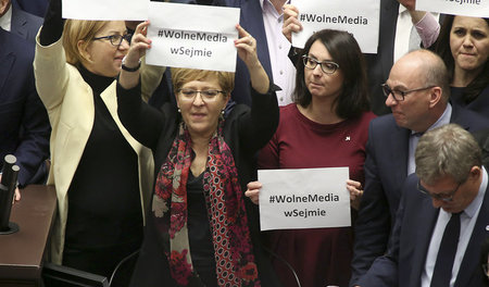 Oppositionspolitiker protestieren im Sejm gegen die geplante Ein...