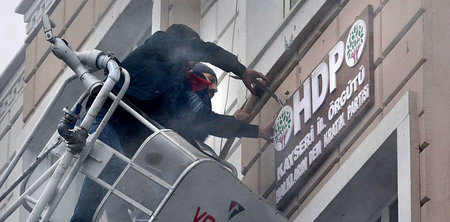 Anhänger der faschistischen »Grauen Wölfe« zerstören das Schild ...