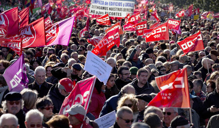 Roten Fahnen: Tausende protestierten am Sonntag in Madrid gegen ...