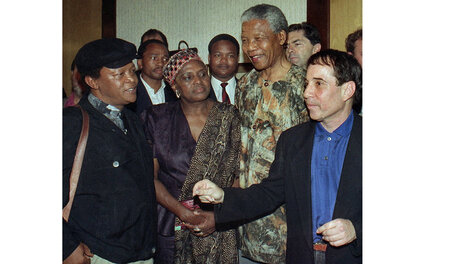 Von Sinn und Unsinn kulturellen Boykotts. Paul Simon (r.) nahm »... Von Sinn und Unsinn kulturellen Boykotts. Paul Simon (r.) nahm »...