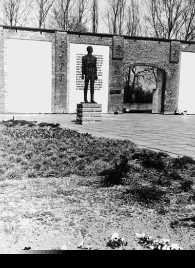 Gedenkstätte Isenschnibbe bei Gardelegen (Sachsen-Anhalt): Hier ...