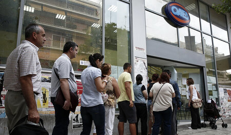 Erwerbslose warten vor einem Arbeitsamt in Athen Erwerbslose warten vor einem Arbeitsamt in Athen