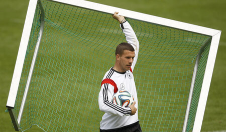 Das Runde muss ins Eckige, egal wie. Lukas Podolski hat den Fußb...