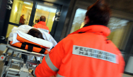 Eingeliefert oder ausgeliefert: Rettungssanitäter bringen Patien...