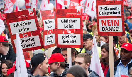 Öffentlich protestiert auch der Deutsche Gewerkschaftsbund gegen...