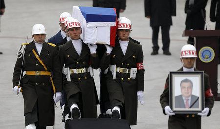 Türkische Soldaten tragen am Dienstag in Ankara den Sarg des rus...